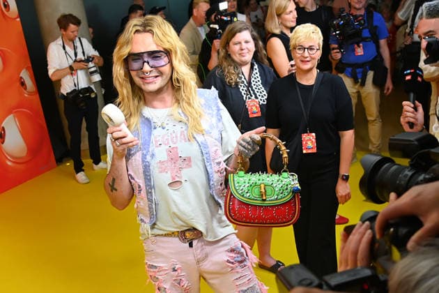 Bill KAULITZ mit Gucci Tasche und Handventilator. 43.Filmfest Muenchen Deutschlandpremiere MINIONS UND MONSTER am 28.06.2026 im Mathaeser Filmpalast. *** Bill KAULITZ with a Gucci bag and a handheld fan at the 43rd Munich Film Festival, German premiere of *MINIONS AND MONSTERS* on June 28, 2026, at the Mathäuser Filmpalast