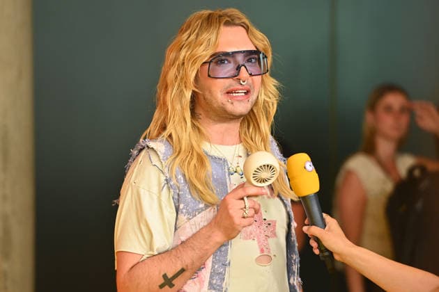 Bill KAULITZ mit Handventilator beim Interview. 43.Filmfest Muenchen Deutschlandpremiere MINIONS UND MONSTER am 28.06.2026 im Mathaeser Filmpalast. *** Bill KAULITZ with a handheld fan during an interview at the 43rd Munich Film Festival for the German premiere of *MINIONS AND MONSTERS* on June 28, 2026, at the Mathäuser Filmpalast