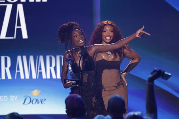 2026 BET Awards - Show SZA and Doechii are seen onstage during the 2026 BET Awards at Peacock Theater on June 28, 2026 in Los Angeles, California. Los Angeles Peacock Theater California United States Copyright: xCraSH imageSPACEx