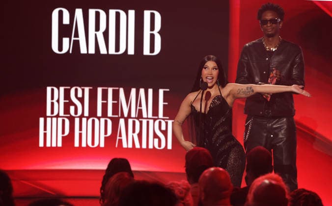 2026 BET Awards - Show Cardi B accepts the Best Female Hip Hop Artist award onstage during the 2026 BET Awards at Peacock Theater on June 28, 2026 in Los Angeles, California. . Los Angeles Peacock Theater California United States Copyright: xCraSH imageSPACEx