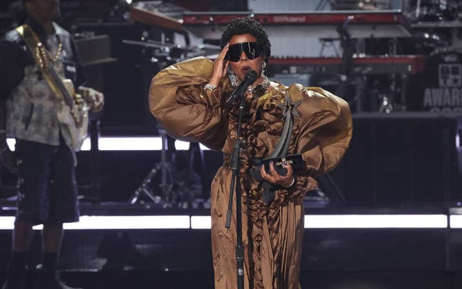 2026 BET Awards - Show Lauryn Hill performs onstage during the 2026 BET Awards at Peacock Theater on June 28, 2026 in Los Angeles, California. Los Angeles Peacock Theater California United States Copyright: xCraSH imageSPACEx