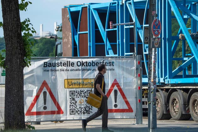 Oktoberfest 2026, Aufbauarbeiten starten offiziell heute, Baustelle Oktoberfest, Transparent am Haupteingang, schwere Baufahrzeuge fahren auf die Theresienwiese, München, 29. Juni 2026 Deutschland, München, 29. Juni 2026, Aufbauarbeiten zum Oktoberfest 2026 starten offiziell heute, Baustelle Oktoberfest, Transparent am Haupteingang, schwere Baufahrzeuge fahren auf die Theresienwiese, Wiesn, das Oktoberfest 2026 startet am 19. September, Sommer, Bayern, bayerisch, *** Oktoberfest 2026, setup work officially begins today, Oktoberfest construction site, banner at the main entrance, heavy construction vehicles drive onto the Theresienwiese, Munich, June 29, 2026, Germany, Munich, June 29, 2026, Setup work for Oktoberfest 2026 officially begin