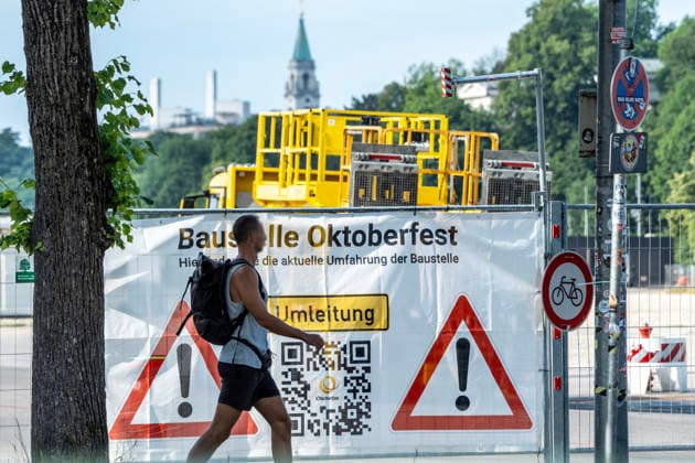 Oktoberfest 2026, Aufbauarbeiten starten offiziell heute, Baustelle Oktoberfest, Transparent am Haupteingang, schwere Baufahrzeuge fahren auf die Theresienwiese, München, 29. Juni 2026 Deutschland, München, 29. Juni 2026, Aufbauarbeiten zum Oktoberfest 2026 starten offiziell heute, Baustelle Oktoberfest, Transparent am Haupteingang, schwere Baufahrzeuge fahren auf die Theresienwiese, Wiesn, das Oktoberfest 2026 startet am 19. September, Sommer, Bayern, bayerisch, *** Oktoberfest 2026, setup work officially begins today, Oktoberfest construction site, banner at the main entrance, heavy construction vehicles drive onto the Theresienwiese, Munich, June 29, 2026, Germany, Munich, June 29, 2026, Setup work for Oktoberfest 2026 officially begin