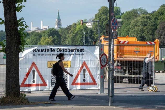 Oktoberfest 2026, Aufbauarbeiten starten offiziell heute, Baustelle Oktoberfest, Transparent am Haupteingang, schwere Baufahrzeuge fahren auf die Theresienwiese, München, 29. Juni 2026 Deutschland, München, 29. Juni 2026, Aufbauarbeiten zum Oktoberfest 2026 starten offiziell heute, Baustelle Oktoberfest, Transparent am Haupteingang, schwere Baufahrzeuge fahren auf die Theresienwiese, Wiesn, das Oktoberfest 2026 startet am 19. September, Sommer, Bayern, bayerisch, *** Oktoberfest 2026, setup work officially begins today, Oktoberfest construction site, banner at the main entrance, heavy construction vehicles drive onto the Theresienwiese, Munich, June 29, 2026, Germany, Munich, June 29, 2026, Setup work for Oktoberfest 2026 officially begin