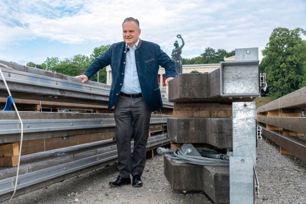 Christian Scharpf, Wirtschaftsreferent und Wiesnchef, gibt heute den Startschuß für die Aufbauarbeiten zum Oktoberfest 2026, Theresienwiese, München, 29. Juni 2026 Deutschland, München, 29. Juni 2026, Dr. Christian Scharpf, Wirtschaftsreferent und Wiesnchef, gibt heute den Startschuß für die Aufbauarbeiten zum Oktoberfest 2026, im Hintergrund die Bavaria, Wiesn, das Oktoberfest 2026 startet am 19. September, Sommer, Bayern, bayerisch, *** Christian Scharpf, Economic Affairs Officer and Oktoberfest Director, kicks off the setup work for the 2026 Oktoberfest today at Theresienwiese, Munich, June 29, 2026, Germany, Munich, June 29, 2026, Dr. Christian Scharpf, Economic Affairs Officer and Oktoberfest Director, gives the go-ahead today fo