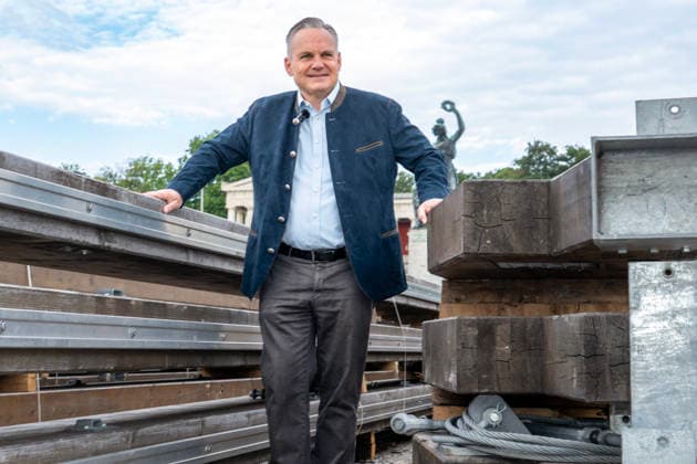 Christian Scharpf, Wirtschaftsreferent und Wiesnchef, gibt heute den Startschuß für die Aufbauarbeiten zum Oktoberfest 2026, Theresienwiese, München, 29. Juni 2026 Deutschland, München, 29. Juni 2026, Dr. Christian Scharpf, Wirtschaftsreferent und Wiesnchef, gibt heute den Startschuß für die Aufbauarbeiten zum Oktoberfest 2026, im Hintergrund die Bavaria, Wiesn, das Oktoberfest 2026 startet am 19. September, Sommer, Bayern, bayerisch, *** Christian Scharpf, Economic Affairs Officer and Oktoberfest Director, kicks off the setup work for the 2026 Oktoberfest today at Theresienwiese, Munich, June 29, 2026, Germany, Munich, June 29, 2026, Dr. Christian Scharpf, Economic Affairs Officer and Oktoberfest Director, gives the go-ahead today fo