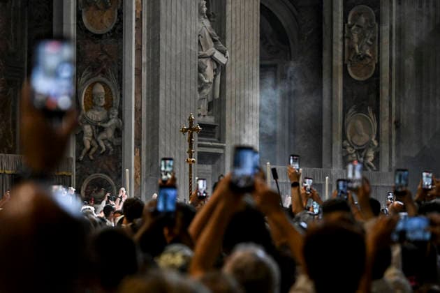 June 29, 2026, Vatican City, Vatican City: Faithful with phones during the Holy Mass on the Solemnity of the Holy Apostles Peter and Paul, celebrated by Pope Leo XIV in Saint Peter s Basilica, Vatican City, 29 June 2026. ANSA RICCARDO ANTIMIANI. Vatican City Vatican City  - ZUMAa110 20260629_zaf_a110_002 Copyright: xRiccardoxAntimianix