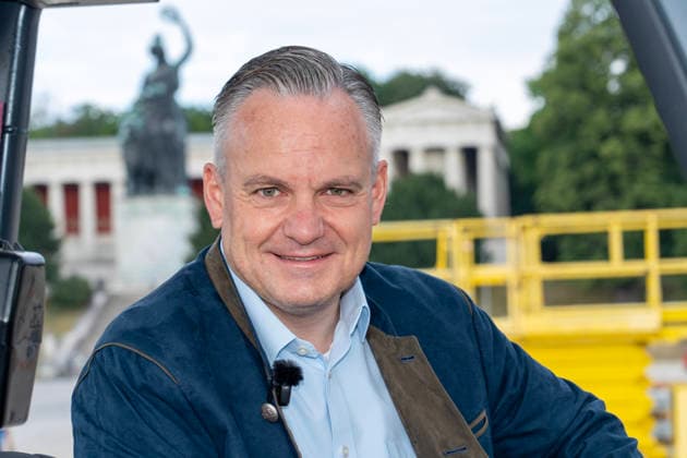 Christian Scharpf, Wirtschaftsreferent und Wiesnchef, gibt heute den Startschuß für die Aufbauarbeiten zum Oktoberfest 2026, Theresienwiese, München, 29. Juni 2026 Deutschland, München, 29. Juni 2026, Dr. Christian Scharpf, Wirtschaftsreferent und Wiesnchef, gibt heute den Startschuß für die Aufbauarbeiten zum Oktoberfest 2026, im Hintergrund die Bavaria, Wiesn, das Oktoberfest 2026 startet am 19. September, Sommer, Bayern, bayerisch, *** Christian Scharpf, Economic Affairs Officer and Oktoberfest Director, kicks off the setup work for the 2026 Oktoberfest today at Theresienwiese, Munich, June 29, 2026, Germany, Munich, June 29, 2026, Dr. Christian Scharpf, Economic Affairs Officer and Oktoberfest Director, gives the go-ahead today fo