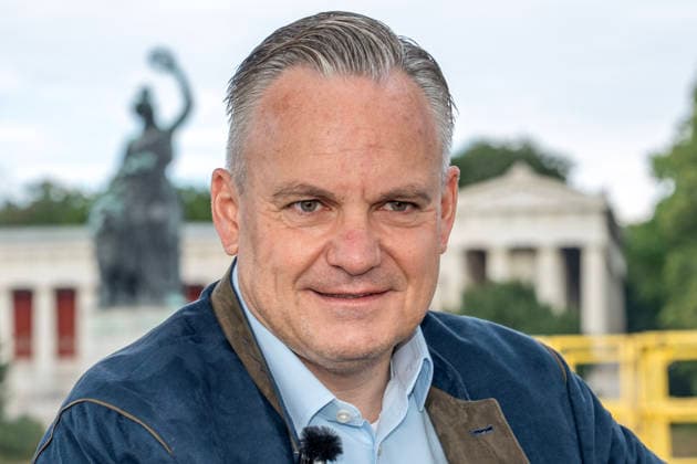 Christian Scharpf, Wirtschaftsreferent und Wiesnchef, gibt heute den Startschuß für die Aufbauarbeiten zum Oktoberfest 2026, Theresienwiese, München, 29. Juni 2026 Deutschland, München, 29. Juni 2026, Dr. Christian Scharpf, Wirtschaftsreferent und Wiesnchef, gibt heute den Startschuß für die Aufbauarbeiten zum Oktoberfest 2026, im Hintergrund die Bavaria, Wiesn, das Oktoberfest 2026 startet am 19. September, Sommer, Bayern, bayerisch, *** Christian Scharpf, Economic Affairs Officer and Oktoberfest Director, kicks off the setup work for the 2026 Oktoberfest today at Theresienwiese, Munich, June 29, 2026, Germany, Munich, June 29, 2026, Dr. Christian Scharpf, Economic Affairs Officer and Oktoberfest Director, gives the go-ahead today fo