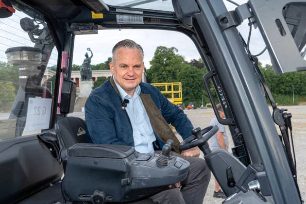 Christian Scharpf, Wirtschaftsreferent und Wiesnchef, gibt heute den Startschuß für die Aufbauarbeiten zum Oktoberfest 2026, hat sich für die Kameras in einen Gabelstapler gesetzt, Theresienwiese, München, 29. Juni 2026 Deutschland, München, 29. Juni 2026, Dr. Christian Scharpf, Wirtschaftsreferent und Wiesnchef, gibt heute den Startschuß für die Aufbauarbeiten zum Oktoberfest 2026, hat sich für die Kameras in einen Gabelstapler gesetzt, hinter ihm die Bavaria, Wiesn, das Oktoberfest 2026 startet am 19. September, Sommer, Bayern, bayerisch, *** Christian Scharpf, Economic Affairs Officer and Oktoberfest Director, is kicking off the setup work for the 2026 Oktoberfest today; he climbed into a forklift for the cameras at Theresienwies