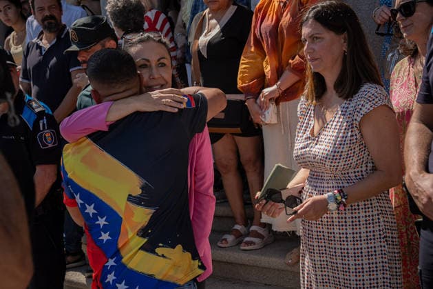 A Minute of Silence for the Victims of the Earthquakes in Venezuela in Marín, Pontevedra: The mayor of Marín, María Ramallo, greets a Venezuelan during a minute of silence for the victims of the earthquakes in Venezuela on June 29, 2026, in Marín, Pontevedra, Galicia, Spain. The Marín City Council has called for this minute of silence in support of and respect for the victims of the earthquakes that occurred in Venezuela. Official figures currently stand at 1,450 dead and 3,150 injured, although the number is expected to continue rising as rescue efforts progress.June 29, 2026 Adriá, Marín, Pontevedra, Galicia Marín, Pontevedra, Galicia, Spain  Copyright: xAdrianxIragox 7629739