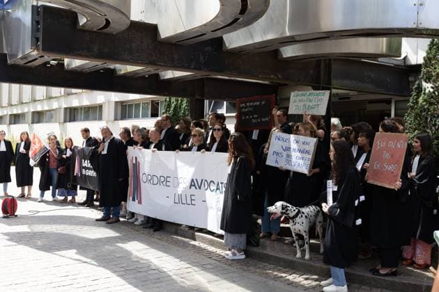 LILLE PROTEST JUSTICE JUDICIAL COURT PHOTOPQR VOIX DU NORD PASCAL BONNIERE 06 29 2026 LILLE 06 29 2026 Protest by lawyers and judges from the Lille Bar Association in front of the judicial court to demand more resources following the Lyhanna case, which revealed shortcomings. Photo by Pascal Bonniere, La Voix du Nord, Lille, France, June 29, 2026 Following the Lyhanna case, which highlighted the impunity enjoyed by child sex offenders in France, magistrates are demonstrating to demand more resources—even though their minister had stated that a lack of resources was not the problem HAUTS-DE-FRANCE France  Copyright: xPHOTOPQR VOIXxDUxNORD MAXPPPxPASCALxBONNIEREx 20260629VDN5129 20260629VDN5129