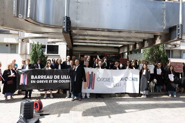 LILLE PROTEST JUSTICE JUDICIAL COURT PHOTOPQR VOIX DU NORD PASCAL BONNIERE 06 29 2026 LILLE 06 29 2026 Protest by lawyers and judges from the Lille Bar Association in front of the judicial court to demand more resources following the Lyhanna case, which revealed shortcomings. Photo by Pascal Bonniere, La Voix du Nord, Lille, France, June 29, 2026 Following the Lyhanna case, which highlighted the impunity enjoyed by child sex offenders in France, magistrates are demonstrating to demand more resources—even though their minister had stated that a lack of resources was not the problem HAUTS-DE-FRANCE France  Copyright: xPHOTOPQR VOIXxDUxNORD MAXPPPxPASCALxBONNIEREx 20260629VDN5134 20260629VDN5134