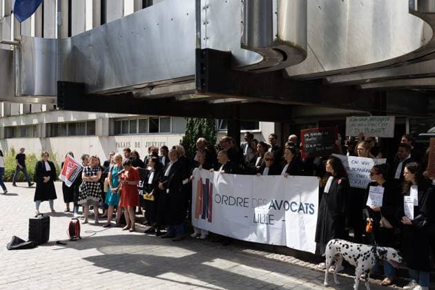 LILLE PROTEST JUSTICE JUDICIAL COURT PHOTOPQR VOIX DU NORD PASCAL BONNIERE 06 29 2026 LILLE 06 29 2026 Protest by lawyers and judges from the Lille Bar Association in front of the judicial court to demand more resources following the Lyhanna case, which revealed shortcomings. Photo by Pascal Bonniere, La Voix du Nord, Lille, France, June 29, 2026 Following the Lyhanna case, which highlighted the impunity enjoyed by child sex offenders in France, magistrates are demonstrating to demand more resources—even though their minister had stated that a lack of resources was not the problem HAUTS-DE-FRANCE France  Copyright: xPHOTOPQR VOIXxDUxNORD MAXPPPxPASCALxBONNIEREx 20260629VDN5141 20260629VDN5141