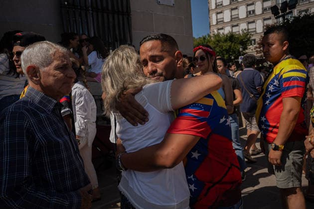 A Minute of Silence for the Victims of the Earthquakes in Venezuela in Marín, Pontevedra: Several people observe a minute of silence for the victims of the earthquakes in Venezuela on June 29, 2026, in Marín, Pontevedra, Galicia, Spain. The Marín City Council has called for this minute of silence in support of and out of respect for the victims of the earthquakes that occurred in Venezuela. Official figures currently stand at 1,450 dead and 3,150 injured, although the number is expected to rise as rescue efforts continue.June 29, 2026 Adriá, Marín, Pontevedra, Galicia Marín, Pontevedra, Galicia, Spain  Copyright: xAdrianxIragox 7629743