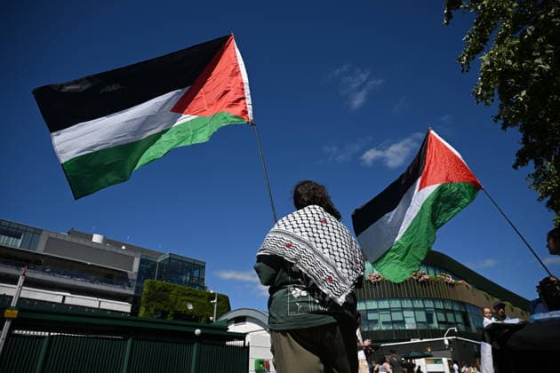 Pro-Palestinian protest held outside Wimbledon on opening day in London LONDON, UNITED KINGDOM - JUNE 29: Pro-Palestinian demonstrators gather outside the All England Lawn Tennis and Croquet Club on the opening day of the Wimbledon Championships in London, United Kingdom, on June 29, 2026. Demonstrators protested against financing by the bank of companies producing weapons and military technology sold to Israel and expressed support for Palestine. Rasid Necati Aslim Anadolu London United Kingdom. Editorial use only. Please get in touch for any other usage.  Copyright: x2026xAnadoluxRasidxNecatixAslimx