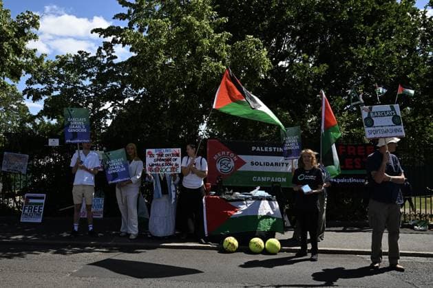 Pro-Palestinian protest held outside Wimbledon on opening day in London LONDON, UNITED KINGDOM - JUNE 29: Pro-Palestinian demonstrators gather outside the All England Lawn Tennis and Croquet Club on the opening day of the Wimbledon Championships in London, United Kingdom, on June 29, 2026. Demonstrators protested against financing by the bank of companies producing weapons and military technology sold to Israel and expressed support for Palestine. Rasid Necati Aslim Anadolu London United Kingdom. Editorial use only. Please get in touch for any other usage.  Copyright: x2026xAnadoluxRasidxNecatixAslimx