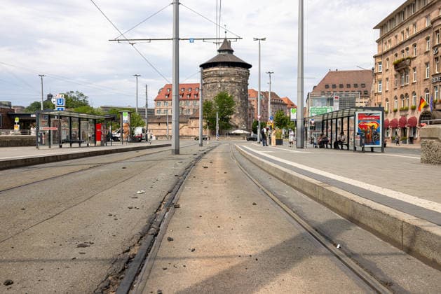 Nürnberger Straßenbahnbetrieb wegen Hitzeschäden vorübergehend eingestellt, Nürnberg, 29.06.2026 Leere Straßenbahnhaltestelle am Nürnberger Hauptbahnhof: Wegen Hitzeschäden ist der Straßenbahnbetrieb seit Samstag unterbrochen. Geschmolzenes Bitumen hat Schienen und Räder der Straßenbahnen verunreinigt. Im Hintergrund der historische Frauentorturm. Nürnberg Bayern Deutschland *** Nuremberg tram service temporarily suspended due to heat damage, Nuremberg, June 29, 2026 An empty tram stop at Nuremberg Central Station. Tram service has been suspended since Saturday due to heat damage. Melted bitumen has contaminated the tracks and wheels of the trams. In the background is the historic Frauentorturm. Nuremberg, Bavaria, Germany 20260629-286A0552-M4000