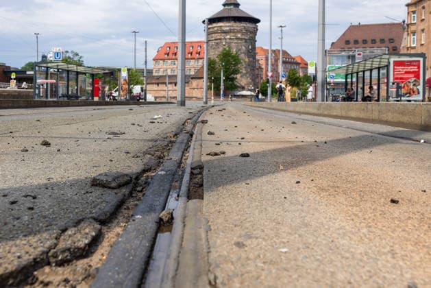 Nürnberger Straßenbahnbetrieb wegen Hitzeschäden vorübergehend eingestellt, Nürnberg, 29.06.2026 Durch extreme Hitze aufgeweichtes und geschmolzenes Bitumen an einer Straßenbahnschiene am Hauptbahnhof. Der Straßenbahnbetrieb wurde eingestellt, da Schienen und Räder der Fahrzeuge vom Bitumen gereinigt werden müssen. Nürnberg Bayern Deutschland *** Nuremberg tram service temporarily suspended due to heat damage, Nuremberg, June 29, 2026: Bitumen softened and melted by extreme heat on a tram track at the main station. Tram service was suspended because the tracks and wheels of the vehicles must be cleaned of the bitumen. Nuremberg, Bavaria, Germany 20260629-286A0556-M4000