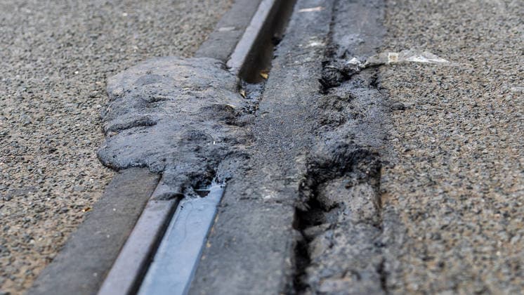 Nürnberger Straßenbahnbetrieb wegen Hitzeschäden vorübergehend eingestellt, Nürnberg, 29.06.2026 Geschmolzenes Bitumen quillt aus den Fugen eines Straßenbahngleises. Extreme Hitze hatte das Bitumen verflüssigt und den Gleis-Einbettungsbelag beschädigt. Schienen und Straßenbahnräder müssen aufwendig gereinigt werden, bevor der Betrieb wieder aufgenommen werden kann. Nürnberg Bayern Deutschland *** Nuremberg tram service temporarily suspended due to heat damage, Nuremberg, June 29, 2026 Melted bitumen oozes from the joints of a tram track. Extreme heat had liquefied the bitumen and damaged the track bedding. The rails and tram wheels must undergo a thorough cleaning before service can resume. Nuremberg, Bavaria, Germany 20260629-286A0579-M4000
