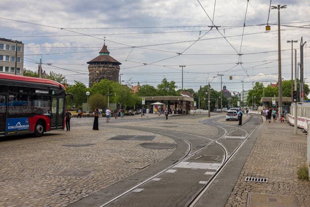 Nürnberger Straßenbahnbetrieb wegen Hitzeschäden vorübergehend eingestellt, Nürnberg, 29.06.2026 Blick auf den Plärrer mit Straßenbahngleisen und einem VAG-Linienbus. Der Straßenbahnbetrieb ist seit Samstag wegen hitzebedingter Schäden eingestellt geschmolzenes Bitumen hat Schienen und Räder der Bahnen verunreinigt. Im Hintergrund ist ein mittelalterlicher Stadtturm sichtbar. Nürnberg Bayern Deutschland *** Nuremberg tram service temporarily suspended due to heat-related damage, Nuremberg, June 29, 2026 View of the Plärrer with tram tracks and a VAG bus. Tram service has been suspended since Saturday due to heat-related damage—melted bitumen has contaminated the tracks and wheels of the trams. A medieval city tower is visibl 20260629-286A0594-M4000