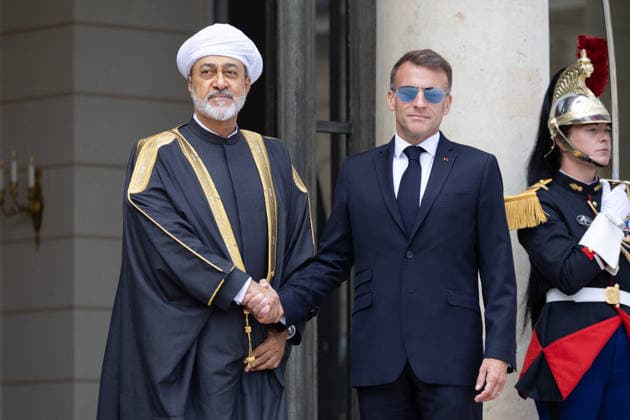 Emmanuel Macron welcomes Oman Sultan Haitham bin Tarik - Paris French President Emmanuel Macron wears sunglasses as he welcomes Oman s Sultan Haitham bin Tarik ahead of a meeting at The Elysee Presidential Palace in Paris on June 29, 2026. Photo by Raphael Lafargue ABACAPRESS.COM Paris France  Copyright: xLafarguexRaphael ABACAx