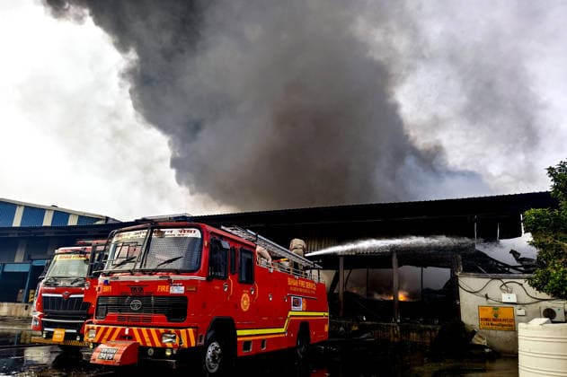Fire breaks out at Dalda godown in Patna, firefighters try to douse blaze Patna, Jun 29 (ANI): Smoke billows as firefighters try to douse a fire after it broke out at a Dalda godown (Bunge India Pvt Ltd,) in Patna on Monday. Patna Bihar India Copyright: xANIx ANI_20260629023
