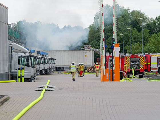 Großbrand in Lahrte bei Bäckerei Schäfer Gegen einen Vollbrand von fünf LKW direkt an der Halle der Großbäckerei Schäfers in Lehrte musste heute in den Mittagsstunden die Feuerwehr Lehrte mit einem Großaufgebot kämpfen. *** Major Fire in Lehrte Near Schäfer Bakery Around noon today, the Lehrte Fire Department had to respond with a large contingent to battle a major blaze involving five trucks right next to the Schäfer Bakery facility in Lehrte. Copyright: xBerndxGüntherx