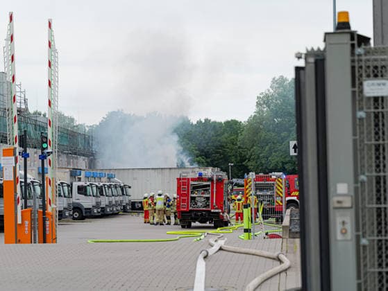 Großbrand in Lahrte bei Bäckerei Schäfer Gegen einen Vollbrand von fünf LKW direkt an der Halle der Großbäckerei Schäfers in Lehrte musste heute in den Mittagsstunden die Feuerwehr Lehrte mit einem Großaufgebot kämpfen. *** Major Fire in Lehrte Near Schäfer Bakery Around noon today, the Lehrte Fire Department had to respond with a large contingent to battle a major blaze involving five trucks right next to the Schäfer Bakery facility in Lehrte. Copyright: xBerndxGüntherx