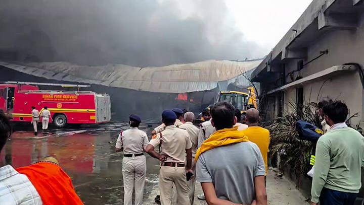RECORD DATE NOT STATED Dark smoke billows from factory on Mahuli Road after fire in Patna Patna Bihar , Jun 29 (ANI): Dark smoke billows out from a factory on Mahuli Road following a fire as firefighting efforts continue, in Patna on Monday. (ANI Video Grab) Patna Bihar India Copyright: xANIx ANI_20260629064