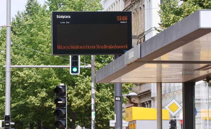 Leipzig, 29.06.2026, Hitze in Deutschland. , In Leipzig musste der Strassenbahnbetrieb wegen Schäden am Gleisnetz eingestellt werden. Temperaturen von 40 Grad ließen die Fugenmasse schmelzen. , Im Bild: Haltestelle Südplatz , *** Leipzig, June 29, 2026, Heatwave in Germany. In Leipzig, tram service had to be suspended due to damage to the track network. Temperatures of 40 degrees caused the joint sealant to melt. Pictured: the Südplatz stop, Picture Point