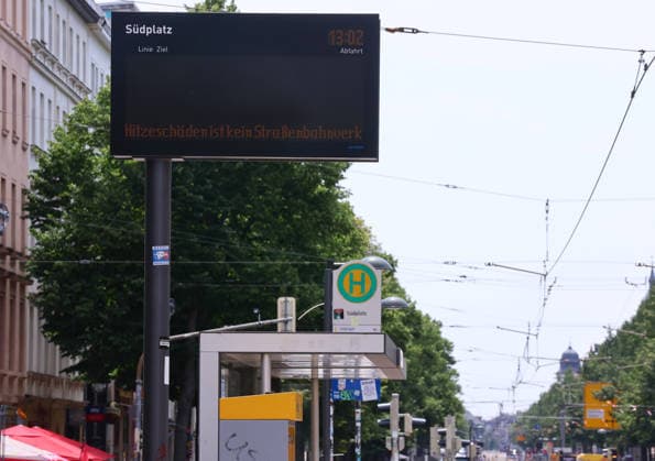 Leipzig, 29.06.2026, Hitze in Deutschland. , In Leipzig musste der Strassenbahnbetrieb wegen Schäden am Gleisnetz eingestellt werden. Temperaturen von 40 Grad ließen die Fugenmasse schmelzen. , Im Bild: Haltestelle Südplatz. , *** Leipzig, June 29, 2026, Heatwave in Germany. In Leipzig, tram service had to be suspended due to damage to the track network. Temperatures of 40 degrees caused the joint sealant to melt. Pictured: the Südplatz stop, Picture Point