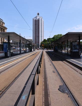 Leipzig, 29.06.2026, Hitze in Deutschland. , Im Bild: Verwaiste Haltestelle am Hauptbahnhof. Deutlich sichtbare Gleisschäden. In Leipzig musste der Strassenbahnbetrieb wegen Schäden am Gleisnetz eingestellt werden. Temperaturen von 40 Grad ließen die Fugenmasse schmelzen. , *** Leipzig, June 29, 2026, Heatwave in Germany. Pictured: An abandoned tram stop at the main station. Clearly visible damage to the tracks. In Leipzig, tram service had to be suspended due to damage to the track network. Temperatures of 40 degrees caused the joint sealant to melt, Picture Point