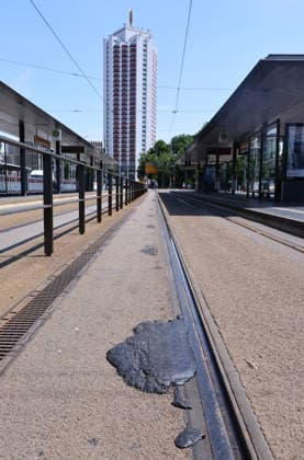 Leipzig, 29.06.2026, Hitze in Deutschland. , Im Bild: Verwaiste Haltestelle am Hauptbahnhof. Deutlich sichtbare Gleisschäden. Im Hintergrund: Hochhaus Wintergrtenstrasse. , In Leipzig musste der Strassenbahnbetrieb wegen Schäden am Gleisnetz eingestellt werden. Temperaturen von 40 Grad ließen die Fugenmasse schmelzen. , *** Leipzig, June 29, 2026, Heat Wave in Germany. Pictured: An abandoned tram stop at the main train station. Clearly visible damage to the tracks. In the background, the high-rise building on Wintergartenstraße. In Leipzig, tram service had to be suspended due to damage to the track network. Temperatures of 40 degrees caused the joint sealant to melt, Picture Point