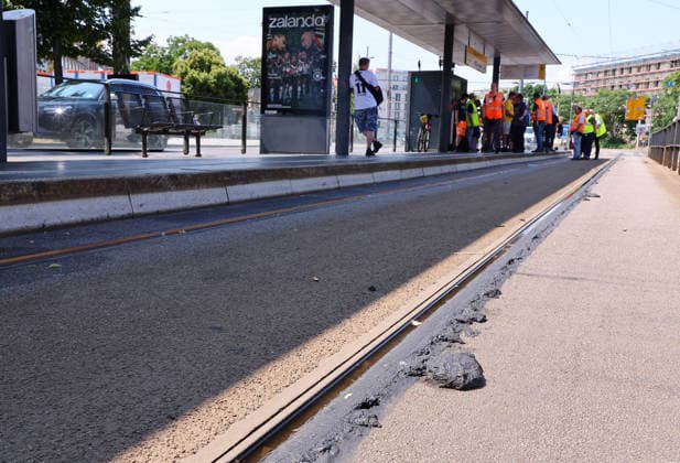 Leipzig, 29.06.2026, Hitze in Deutschland. , Im Bild: Verwaiste Haupt-Haltestelle am Hauptbahnhof. Deutlich sichtbare Gleisschäden am Hauptbahnhof. In Leipzig musste der Strassenbahnbetrieb wegen Schäden am Gleisnetz eingestellt werden. Temperaturen von 40 Grad ließen die Fugenmasse schmelzen. , *** Leipzig, June 29, 2026, Heat Wave in Germany. Pictured: Deserted main stop at the central station. Clearly visible track damage at the central station. In Leipzig, tram service had to be suspended due to damage to the track network. Temperatures of 40 degrees caused the joint compound to melt, Picture Point