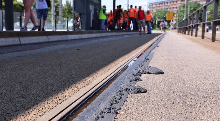 Leipzig, 29.06.2026, Hitze in Deutschland. , Im Bild: Deutlich sichtbare Gleisschäden am Hauptbahnhof. In Leipzig musste der Strassenbahnbetrieb wegen Schäden am Gleisnetz eingestellt werden. Temperaturen von 40 Grad ließen die Fugenmasse schmelzen. , *** Leipzig, June 29, 2026, Heatwave in Germany, Pictured: Clearly visible damage to the tracks at the main train station. In Leipzig, tram service had to be suspended due to damage to the track network. Temperatures of 40 degrees caused the joint compound to melt, Picture Point