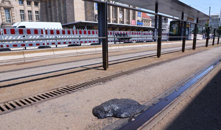 Leipzig, 29.06.2026, Hitze in Deutschland. , Im Bild: Verwaiste Haltestelle am Hauptbahnhof. Deutlich sichtbare Gleisschäden. In Leipzig musste der Strassenbahnbetrieb wegen Schäden am Gleisnetz eingestellt werden. Temperaturen von 40 Grad ließen die Fugenmasse schmelzen. , *** Leipzig, June 29, 2026, Heatwave in Germany. Pictured: An abandoned tram stop at the main station. Clearly visible damage to the tracks. In Leipzig, tram service had to be suspended due to damage to the track network. Temperatures of 40 degrees caused the joint sealant to melt, Picture Point