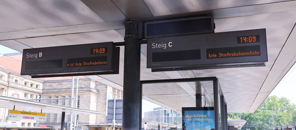 Leipzig, 29.06.2026, Hitze in Deutschland. , Im Bild: Verwaiste Haupt-Haltestelle am Hauptbahnhof. , In Leipzig musste der Strassenbahnbetrieb wegen Schäden am Gleisnetz eingestellt werden. Temperaturen von 40 Grad ließen die Fugenmasse schmelzen. , *** Leipzig, June 29, 2026, Heatwave in Germany, Pictured: Deserted main stop at the central station, In Leipzig, tram service had to be suspended due to damage to the track network; temperatures of 40 degrees caused the joint sealant to melt, Picture Point