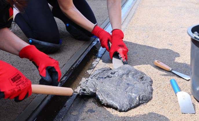 News Bilder des Tages Leipzig, 29.06.2026, Hitze in Deutschland. , Im Bild: Straßenbahn-Haltestelle am Hauptbahnhof. Verschmolzene Gleis-Fugenmasse musste händisch mit Spachtel entfernt werden. , In Leipzig musste der Strassenbahnbetrieb wegen Schäden am Gleisnetz eingestellt werden. Temperaturen von 40 Grad ließen die Fugenmasse schmelzen. , *** Leipzig, June 29, 2026, Heat Wave in Germany: Pictured is a tram stop at the main train station. The melted track joint sealant had to be removed by hand with a putty knife. In Leipzig, tram service had to be suspended due to damage to the track network. Temperatures of 40 degrees caused the joint sealant to melt, Picture Point