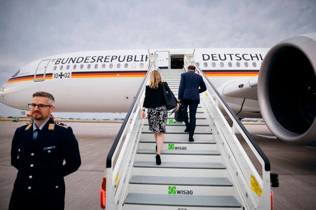 News Bilder des Tages Johann Wadephul (CDU), Bundesaussenminister, aufgenommen bei einem Statement vor einem Flugzeug der Flugbereitschaft der Bundeswehr, anlaesslich seiner Reise in die USA, Berlin, 29.06.2026. Fotografiert im Auftrag des Auswaertigen Amtes (AA) Berlin Deutschland *** Johann Wadephul (CDU), Federal Minister of Foreign Affairs, photographed while making a statement in front of an aircraft from the German Armed Forces’ Special Air Service, on the occasion of his trip to the U.S., Berlin, June 29, 2026. Photographed on behalf of the Federal Foreign Office (AA), Berlin, Germany Copyright: xFelixxZahnx