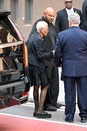 Mourners arrive for the legendary music executive Clive Davis, who died last week aged 94, at Central Synagogue in New York City Featuring: Dionne Warwick Where: New York City, New York, United States When: 29 Jun 2026 Credit: Elder Ordonez INSTARimages EDITORIAL USE ONLY. NOT FOR USE BY NEWSPAPERS BASED IN THE UK. Copyright: xx instar55815711