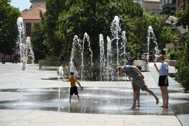 Extreme heat drives people to fountains in Albania TIRANA, ALBANIA - JUNE 29: People cool off at fountains and in public spaces as temperatures reach 40 degrees Celsius in Tirana, Albania, on June 29, 2026. Residents and tourists sought relief from the extreme heat at fountains, pools, parks, gardens and shaded areas across the country amid the ongoing heatwave. Olsi Shehu Anadolu Tirana Albania. Editorial use only. Please get in touch for any other usage.  Copyright: x2026xAnadoluxOlsixShehux