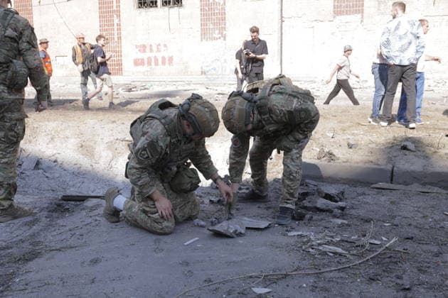 Russian Attack on Kharkiv - Ukraine One person was killed and 10 others were injured in the attack on Kharkiv, said the city s mayor, Igor Terekhov. According to him, a tram, a power grid, more than 15 cars, a company building and nearby houses were damaged, on June 29, 2026, in Kharkiv, Ukraine. Photo by Yevhen Titov ABACAPRESS.COM Kharkiv Ukraine  Copyright: xTitovxYevhen ABACAx