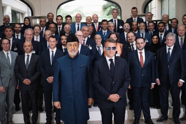 News Bilder des Tages Sultan of Oman Visits France - The Business Forum French President Emmanuel Macron (right) and Sultan of Oman Haitham bin Tarik pose during a meeting with business leaders in Paris, France on June 29, 2026. Photo by Gregoire Campione Pool ABACAPRESS.COM Paris IDF France  Copyright: xCampionexGregoire Pool ABACAx