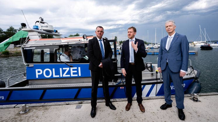 29.06.2026, Deutschland, Sachsen, Lausitz: Im Lausitzer Seenland wurde der neue Seenverbund offiziell eröffnet. Senftenberger See, Geierswalder See, Partwitzer See, Sedlitzer See und Großräschener See sind damit über schiffbare Kanäle verbunden. Geschaffen wurde so ein Wasserrevier mit rund 5.100 Hektar Fläche im ehemaligen Tagebaugebiet. Eröffnungstag neuer Schiffsverbund im Lausitzer Seenland, am Hafen Geierswalde startet Sachsens Ministerpräsident Michael Kretschmer mit einem Boot zur offiziellen Eröffnung. Mit ihm unterwegs waren Udo Witschas, Landrat Bautzen, und Torsten Safarik, Kaufmännischer Geschäftsführer der LMBV. *** June 29, 2026, Germany, Saxony, Lusatia: The new lake network was officially opened in the Lusatian Lake Distr