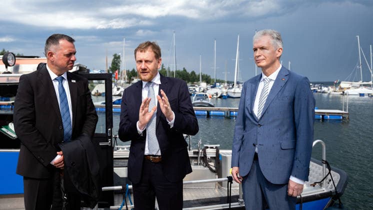 29.06.2026, Deutschland, Sachsen, Lausitz: Im Lausitzer Seenland wurde der neue Seenverbund offiziell eröffnet. Senftenberger See, Geierswalder See, Partwitzer See, Sedlitzer See und Großräschener See sind damit über schiffbare Kanäle verbunden. Geschaffen wurde so ein Wasserrevier mit rund 5.100 Hektar Fläche im ehemaligen Tagebaugebiet. Eröffnungstag neuer Schiffsverbund im Lausitzer Seenland, am Hafen Geierswalde startet Sachsens Ministerpräsident Michael Kretschmer mit einem Boot zur offiziellen Eröffnung. Mit ihm unterwegs waren Udo Witschas, Landrat Bautzen, und Torsten Safarik, Kaufmännischer Geschäftsführer der LMBV. *** June 29, 2026, Germany, Saxony, Lusatia: The new lake network was officially opened in the Lusatian Lake Distr