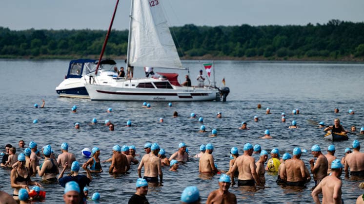 29.06.2026, Deutschland, Sachsen, Lausitz: Im Lausitzer Seenland wurde der neue Seenverbund offiziell eröffnet. Senftenberger See, Geierswalder See, Partwitzer See, Sedlitzer See und Großräschener See sind damit über schiffbare Kanäle verbunden. Geschaffen wurde so ein Wasserrevier mit rund 5.100 Hektar Fläche im ehemaligen Tagebaugebiet. Mit der 5-Seen-Challenge, bei der an allen fünf Seen viele Menschen mit blauen Badekappen zeitgleich ins Wasser sprangen, wurde die Eröffnung gefeiert. *** June 29, 2026, Germany, Saxony, Lusatia: The new lake network was officially opened in the Lusatian Lake District: Senftenberger See, Geierswalder See, Partwitzer See, Sedlitzer Lake, and Großräschener Lake are now connected by navigable canals. This