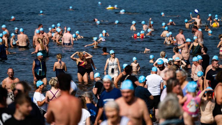 29.06.2026, Deutschland, Sachsen, Lausitz: Im Lausitzer Seenland wurde der neue Seenverbund offiziell eröffnet. Senftenberger See, Geierswalder See, Partwitzer See, Sedlitzer See und Großräschener See sind damit über schiffbare Kanäle verbunden. Geschaffen wurde so ein Wasserrevier mit rund 5.100 Hektar Fläche im ehemaligen Tagebaugebiet. Mit der 5-Seen-Challenge, bei der an allen fünf Seen viele Menschen mit blauen Badekappen zeitgleich ins Wasser sprangen, wurde die Eröffnung gefeiert. *** June 29, 2026, Germany, Saxony, Lusatia: The new lake network was officially opened in the Lusatian Lake District: Senftenberger See, Geierswalder See, Partwitzer See, Sedlitzer Lake, and Großräschener Lake are now connected by navigable canals. This