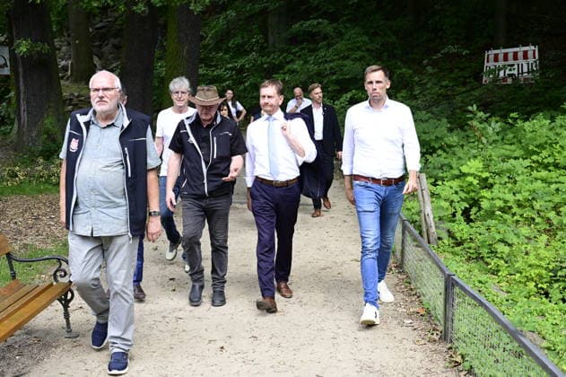 Sven Hammer, Michael Kretschmer, Florian Oest. Ministerpräsident Michael Kretschmer nimmt am Pre-Opening der neuen Entdeckerwelt Â»Wild Love StoriesÂ« im Naturschutz-Tierpark Görlitz-Zgorzelec teil und wird aus diesem Anlass ein Grußwort sprechen. Darüber hinaus wird der Ministerpräsident an einem Rundgang durch die Entdeckerwelt und an einer Begehung der Baustelle des Förderprojektes Â»BärenanlageÂ« teilnehmen.¨Wild Love Stories im Tierpark Görlitz ist ein interaktiver, multimedialer Lehrpfad. Görlitz, 29.06.2026 *** Sven Hammer, Michael Kretschmer, Florian Oest Minister President Michael Kretschmer will attend the pre-opening of the new Wild Love Stories at the Görlitz-Zgorzelec Nature Reserve Zoo and will deliver a welc Copyright: xMatthiasxWehnertx