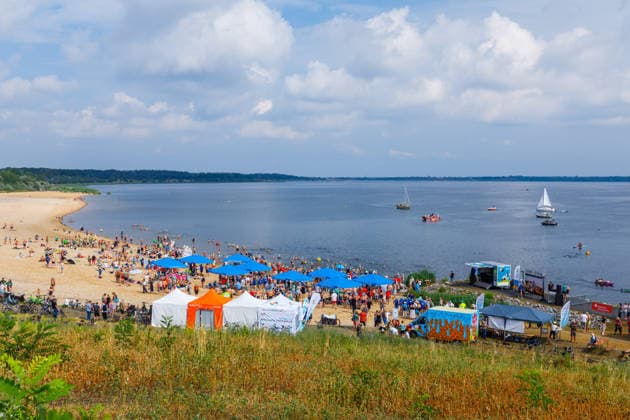 Einweihung Lausitzer Seenland - Grossraeschener See DEU Deutschland Brandenburg Grossraeschen, 29.06.2026, Offizielle Einweihung und Eroeffnung des Lausitzer Senlandes mit 5 verbundenen und schiffbaren Seen. Mit einer 5-Seen-Challenge waren tausende Besucher und Badegaeste aufgerufen mit blauen Badekappen in die Seen des Lausitzer Seenlandes zu springen, wie hier am Strand des Grossraeschener Sees. *** Inauguration of the Lusatian Lake District, Grossraeschener See, DEU Germany, Brandenburg, Grossraeschen, June 29, 2026, Official inauguration and opening of the Lusatian Lake District, featuring five interconnected and navigable lakes. As part of the 5 Lakes Challenge, thousands of visitors and swimmers were invited to jump into the lakes AF_Seenland_67625